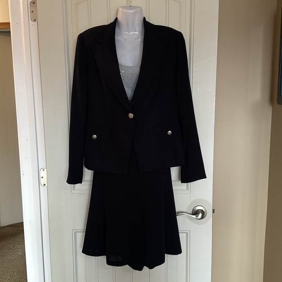 Navy 3 piece Suit. Blazer, Panta and Skirt. - Picture 8 of 14